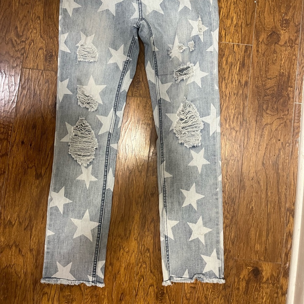 Distressed skinny jeans